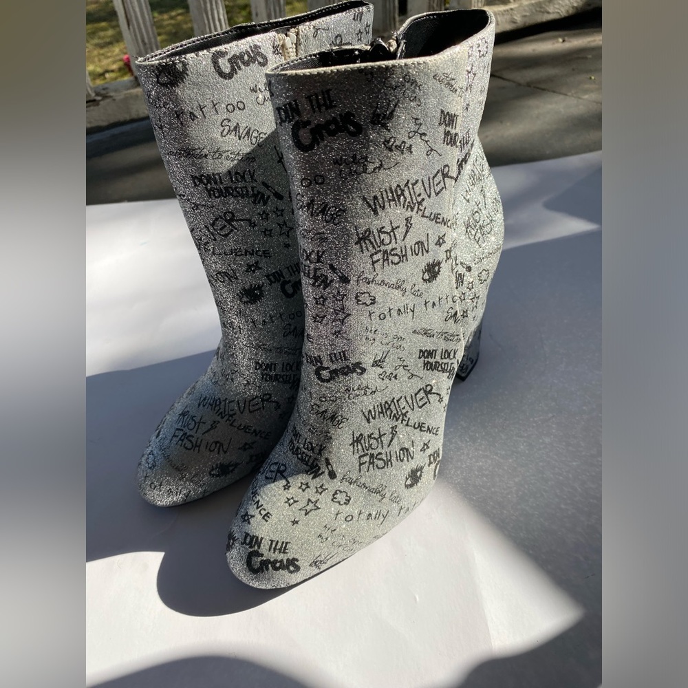 Circus by Sam Edelman Connelly Black Multi Circus Graffiti Print 🩶🩶 - Picture 3 of 8